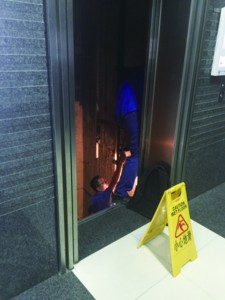 合肥一电梯内14人被困一小时 六旬老妇沉稳安