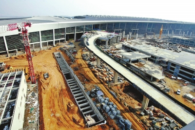 郑州机场T2航站楼正在加紧施工建设,预计今年年底投入使用。 本报记者 王铮 摄