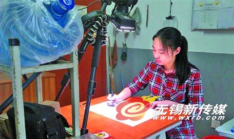 宋冰洁在绘画。
