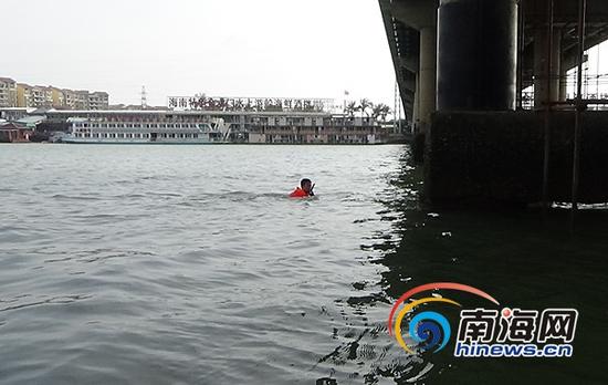 消防官兵在事发现场展开搜救(通讯员吕书圣摄)