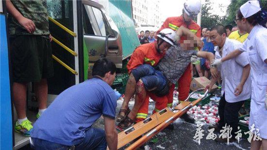 货车司机逆行撞公交身亡
