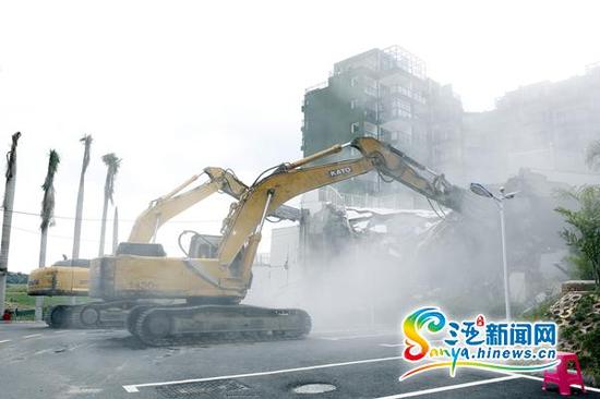 7月7日,三亚市崖州区组织力量依法拆除位于该区现代农业科教园科研用地内的违法建筑“金阳光小区”。(三亚新闻网记者邓松摄)