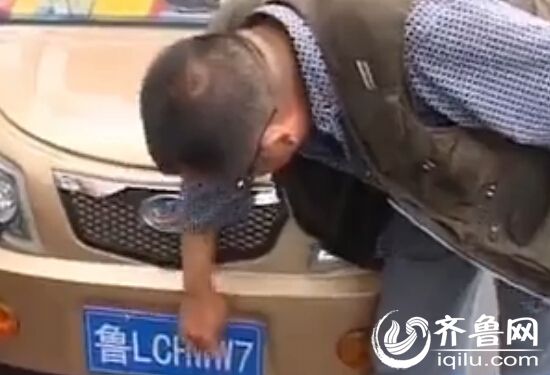 三轮车主说,自己没有学过驾驶证,车牌是他弟弟给造的,说这是他买的第7辆车,而CHWW的意思是“山东省陈伟文”。(视频截图)