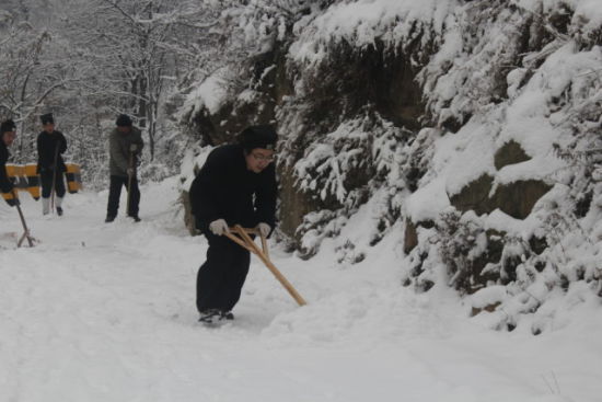 冬天大雪封山,道士都下山铲雪。