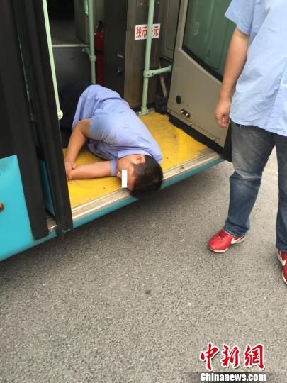 一名司机躺在公交车上 警方供图