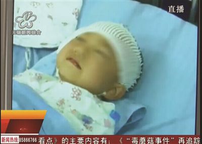 中毒的一家七口有成人也有孩子。视频截图