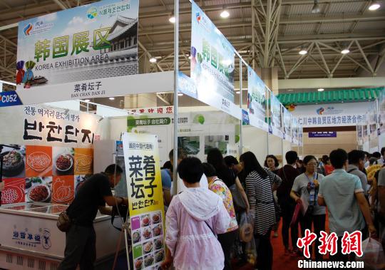 图为第六届威海国际食品博览会举行，韩国食品倍受民众青睐