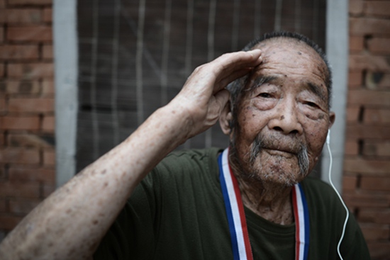 志愿者探访抗战老兵 黄海波为公益发声|志愿者