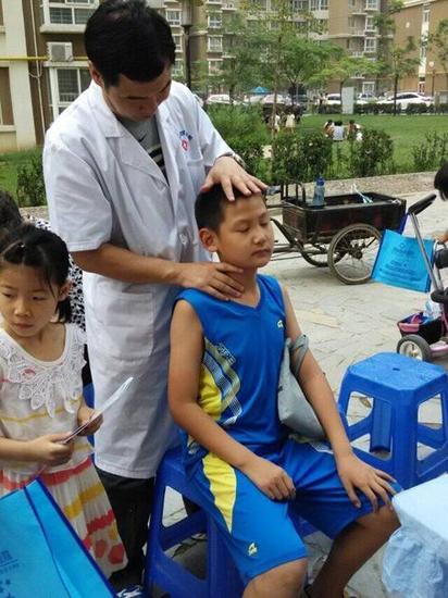 醫生對社區居民進行義診