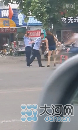 網曝汝州疑似執法人員當街與女性調情視頻截圖 