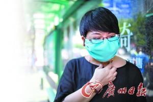 微整形后的邓女士脸部红肿,出门要一直戴着口罩。