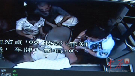 民警将黑摩的司机落下的电动车拉走
