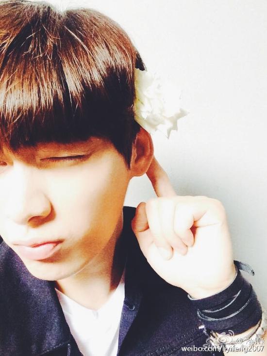 李易峰头戴栀子花