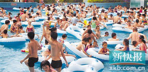 ■天气炎热,公共泳池成了广州市民常去的嬉戏场所。CFP供图