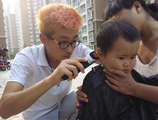 郑州市乐民社工服务社区居民 组织爱心义剪进