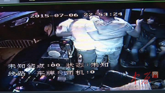 一帮人上车将敲玻璃打车长的男子拉下车