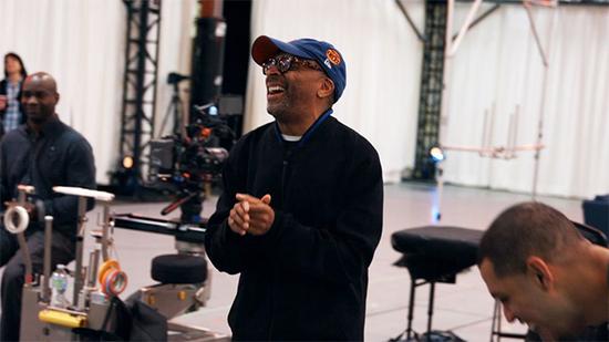 斯派克·李在《NBA2K16》拍摄现场指导拍摄
