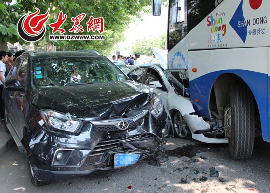 事故现场,被撞车辆严重受损