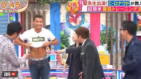 主持人摸C罗腹肌