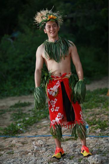 草裙舞李晨展现妖娆身姿-2