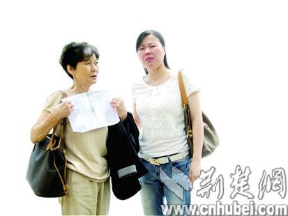 图为:当年录取通知书的复印件让母女俩心绪难平