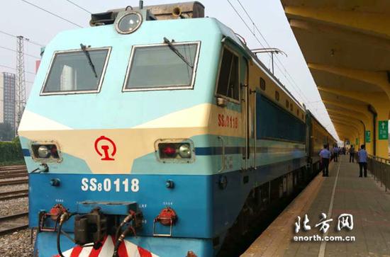 京蓟城际快速列车正式开通 首趟乘客免费游盘山_新浪天津_新浪网