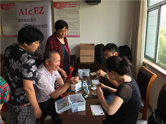 企业志愿者为社区群众提供了免费的糖化血红蛋白检测服务