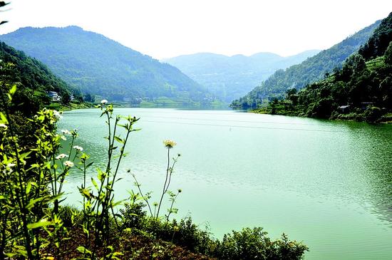 图为：源头——水流坪，是我省最大的高山岩溶淡水湖泊之一。