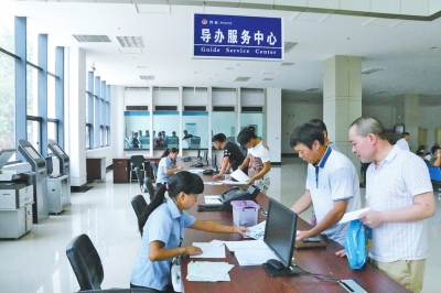 郑州车管所刷身份证自动填表格 复印一律免费