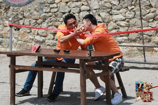 明道与飞行官小北互喂西瓜