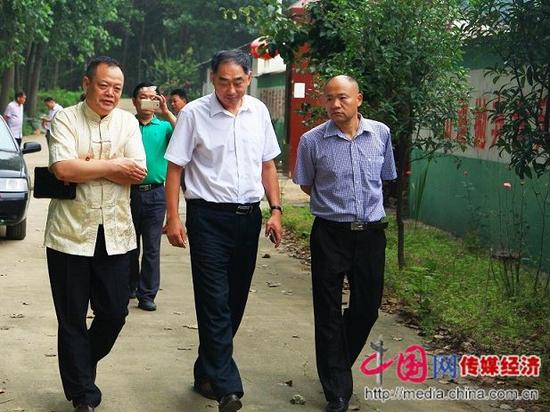 文化部文化長征發起人張勝利（中）、中國網-傳媒經濟頻道副主編（左）、著名教授蔡云啟（右）一行考察遂平廣源飼料科技有限公司