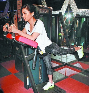 Ella靠提臀机练翘臀。