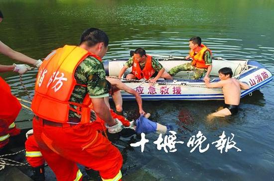 图为:救援队伍正在施救
