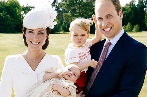 英国王室新全家福曝光