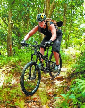 孙国豪常在山路骑自行车,训练体力。