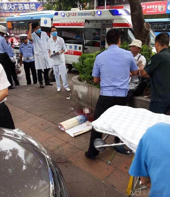 惠州老人当街割腕血流一地 称讨债无门