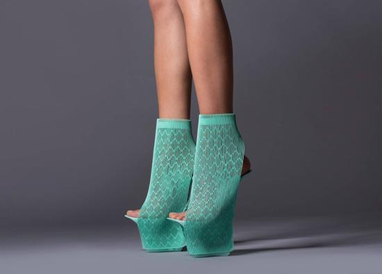 扎哈·哈迪德设计的 3D 打印鞋履作品