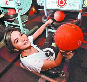 Ella玩投篮机十分卖力。