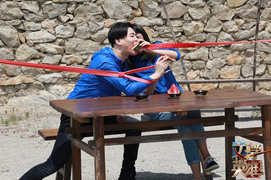 胡彦斌与苏岑互喂西瓜