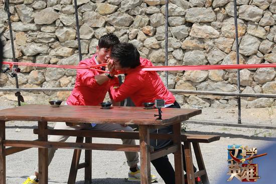 张晓龙与李承鹏互喂西瓜