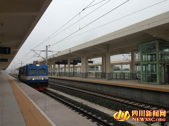 轨道车正在资阳北站行进