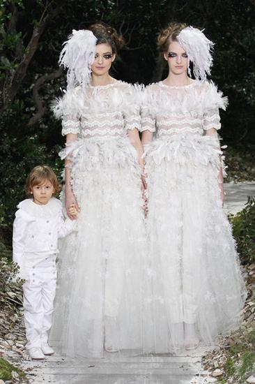 Chanel 2013春夏高定大秀上压轴的两位新娘