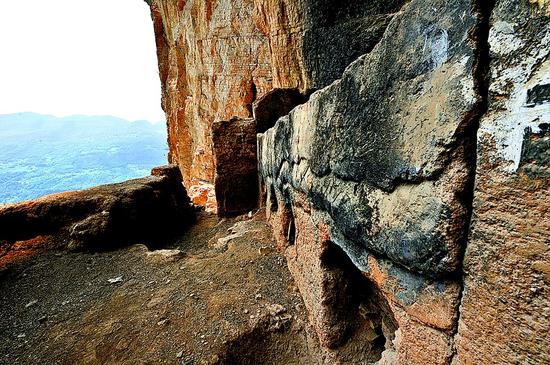 图为：埋锅造饭的地方。