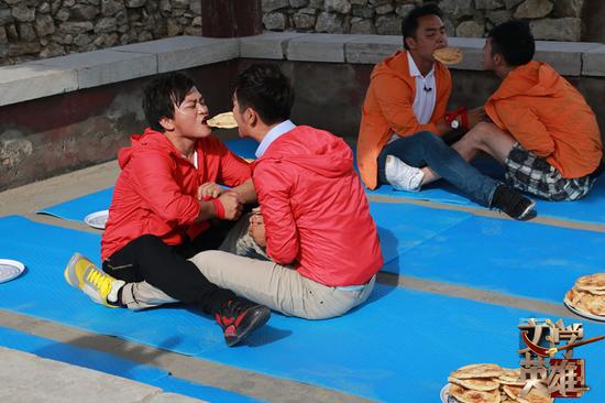 张晓龙与李承鹏嘴对嘴接饼