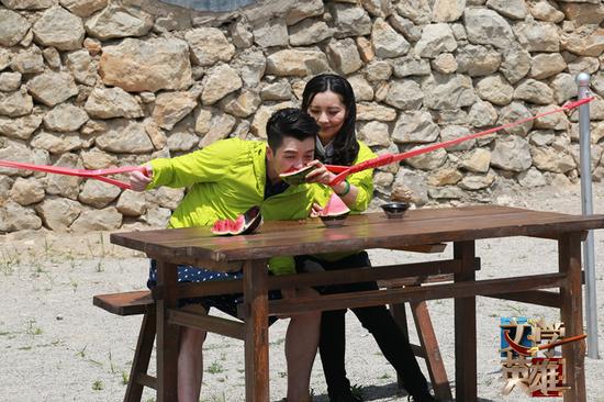 王栎鑫与杨薇薇互喂西瓜