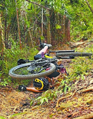 孙国豪虽然经验丰富,但一不小心照样摔倒。