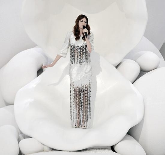 Chanel 2012春夏成衣秀场上的表演嘉宾Florence Welch