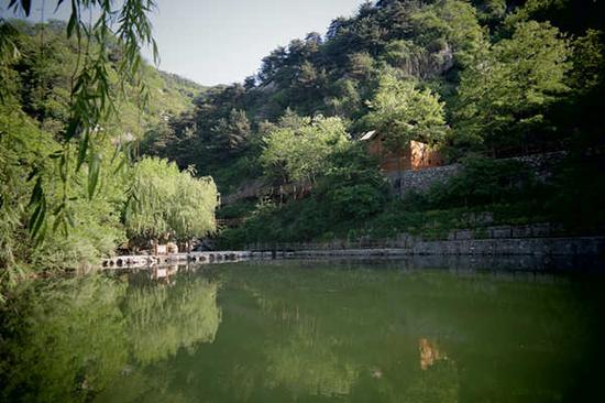 有山有水的室外空调屋