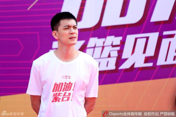 考虑进娱乐圈吗？杨鸣:不强求也不拒绝