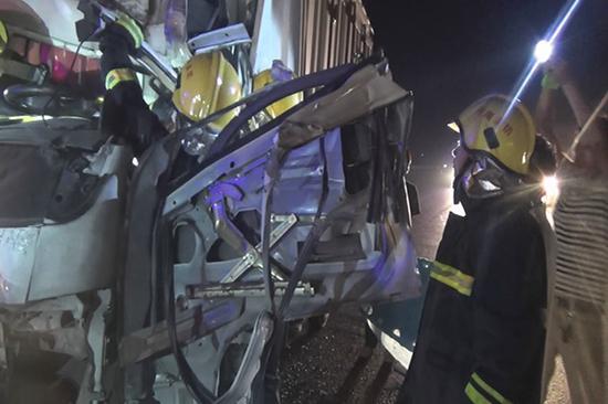 淇縣大隊出動消防車、指戰員火速趕赴現場處置。